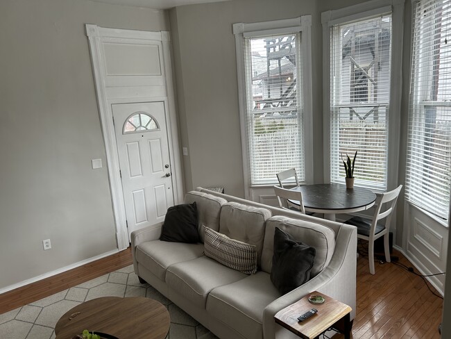 Entrance Door - Table - 5975 Alder St