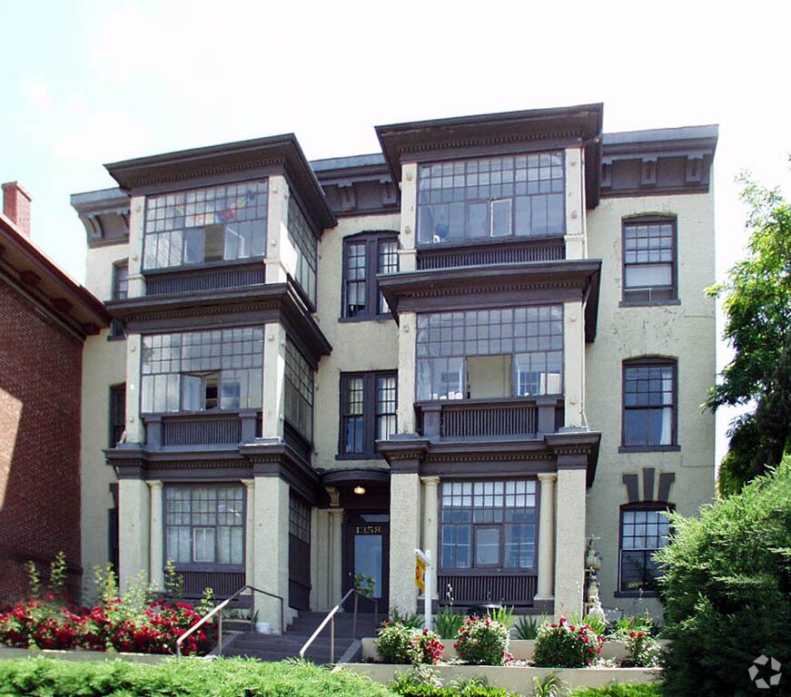 Ogden Arms Apartments in Denver, CO