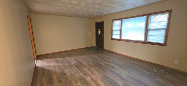 Foto del edificio - 3 Bedrooms 2 Bathrooms  $1195!