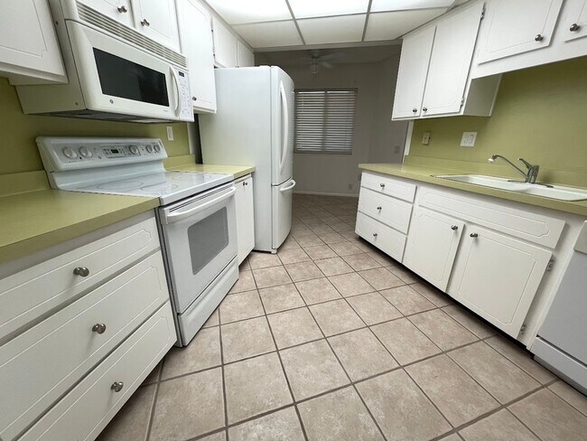 Foto del edificio - 16810 N Boswell Blvd