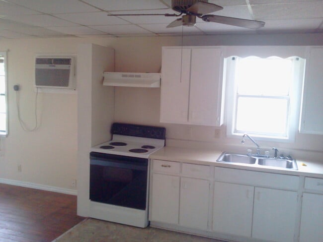 Foto del edificio - Cute 2BR/1BA Home w/Carport, Sun Room, Lar...