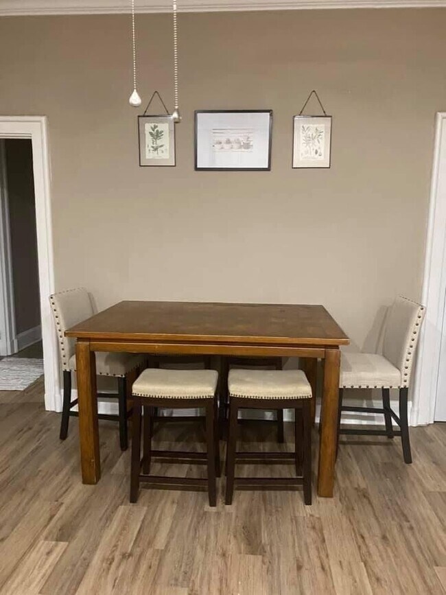 Foto del edificio - Spacious 5-Bed Home Near UC with In-Unit Laundry