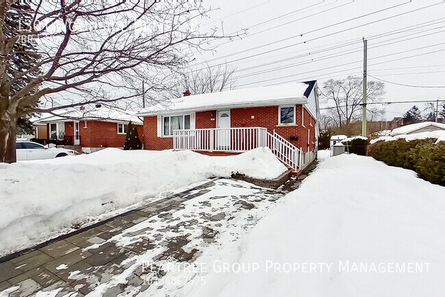 Photo du bâtiment - Wonderful Woodside-2 Bed basement apartmen...