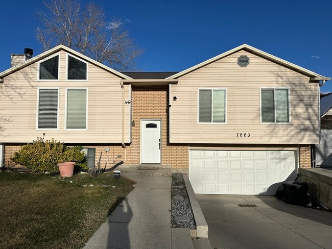Building Photo - 7063 Pepperidge Cir