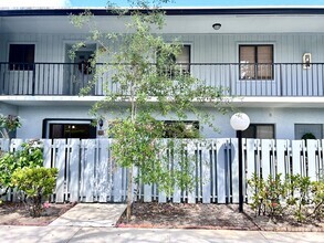 Building Photo - 2535 SW 22nd Ave