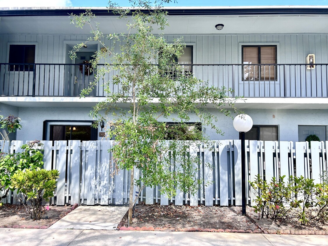 Primary Photo - 2535 SW 22nd Ave