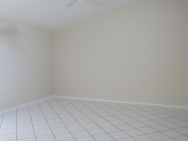 Building Photo - 1065 Manor Dr