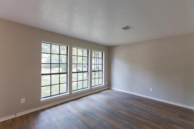 Building Photo - 5703 Manor Forest Dr
