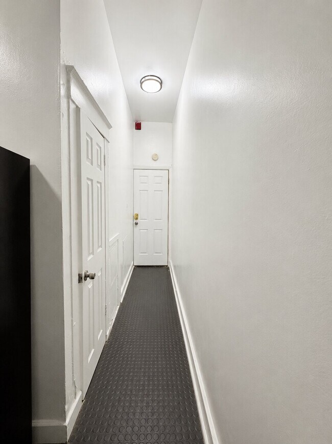 Foto del edificio - 7020 Woodland Ave