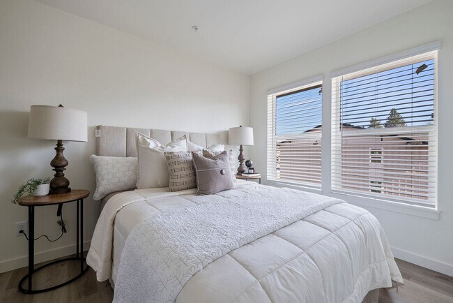 Foto del edificio - Edgewater Apartments: Tranquil Canal-Side ...