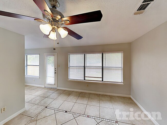 Foto del edificio - 6623 Mountain Cedar Ln