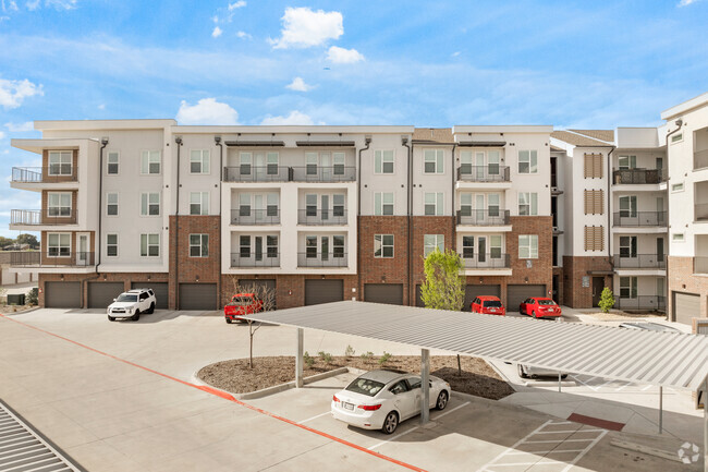 Attached Garages & Covered Parking - The Village at Waxahachie