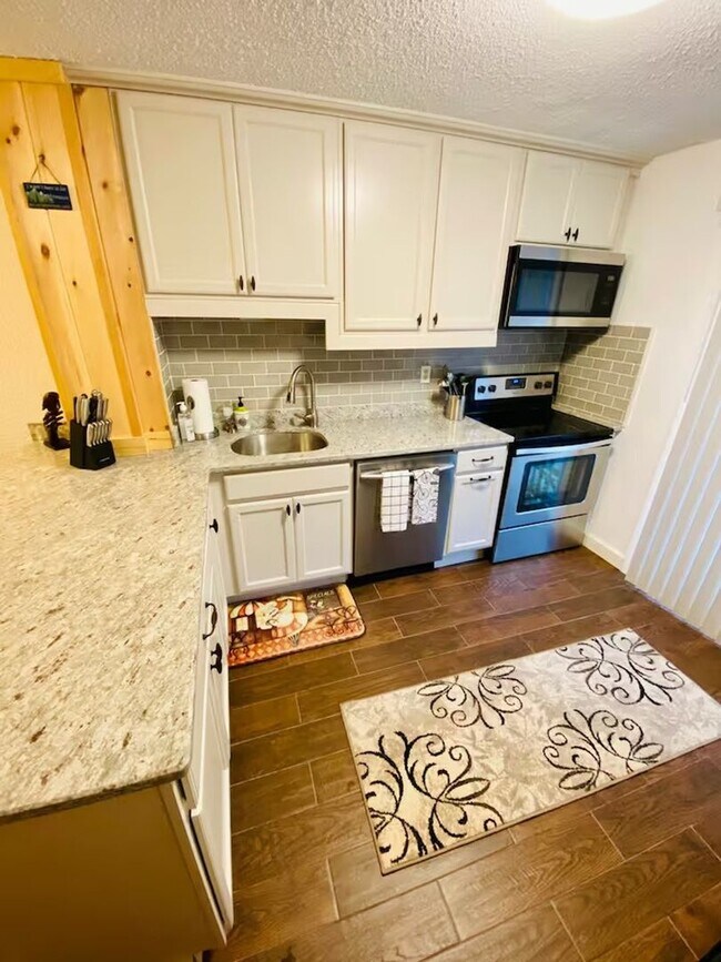 Foto del edificio - Charming 3BR Townhome in Hunter