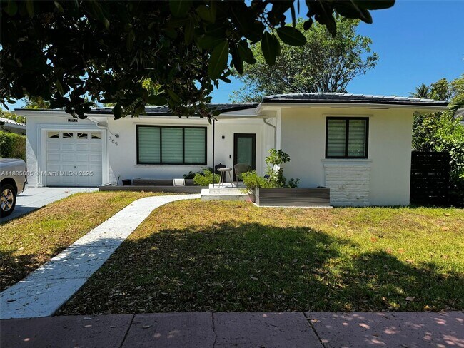 Building Photo - 365 Fairway Dr