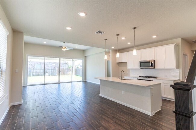 Building Photo - 6802 Pleasanton Pkwy