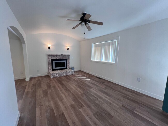 Foto del edificio - Beautiful Land Park home with fresh paint and new flooring throughout.