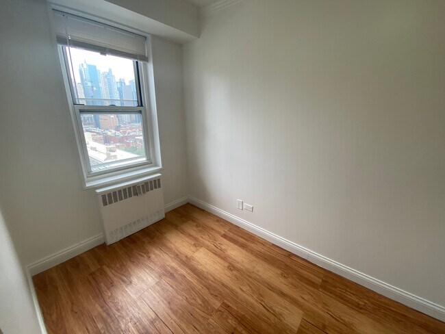 Building Photo - 747 10th Ave
