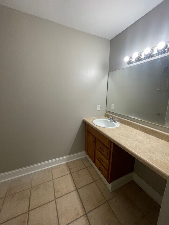 Building Photo - Welcome to this charming 1-bedroom, 1-bathroom Apartment, located in the vibrant city of Charlott...