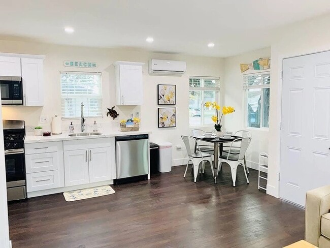 Building Photo - 925 Opal St