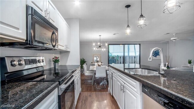 Foto del edificio - 4 br, 2.5 bath Townhome - 841 NW 81st Way # 2