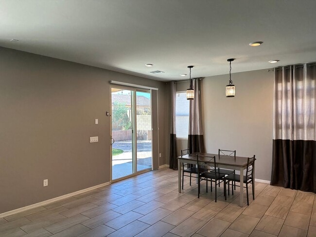 Building Photo - 1445 W Locke Dr