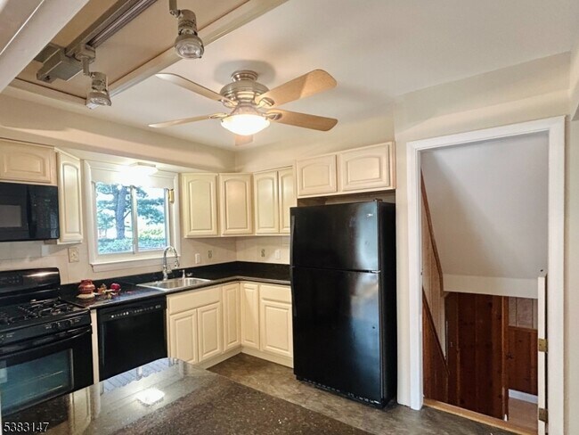Building Photo - 28 Urma Pl