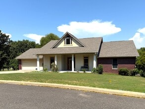 Building Photo - 124 Oak Bend Loop