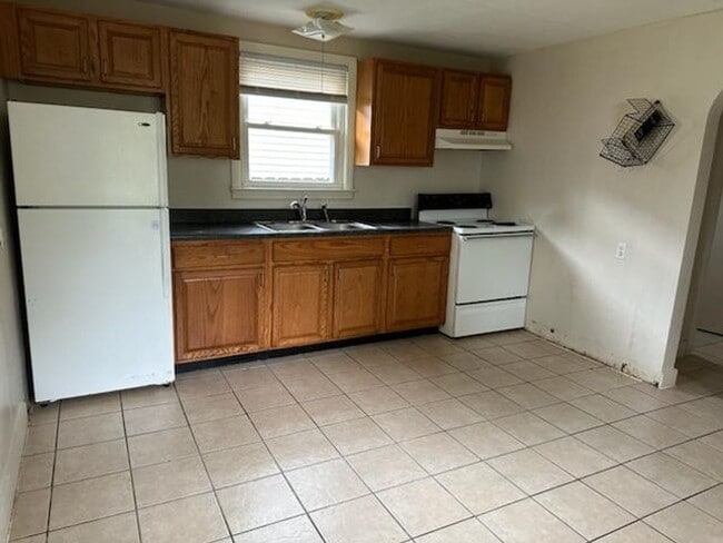 Building Photo - 2 Bedroom House Basement & Garage - Fenced...