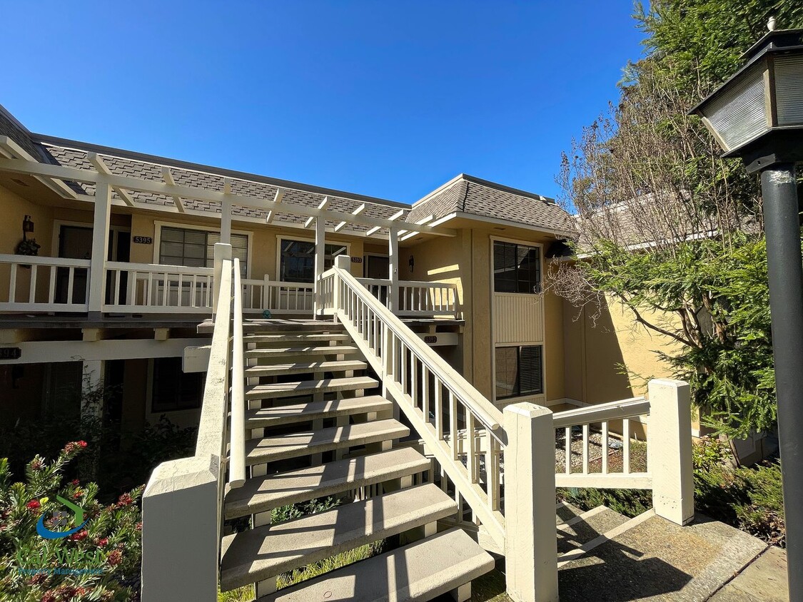 Foto principal - $2,795 - 2 Bed/2 Bath Retirement Resort Li...