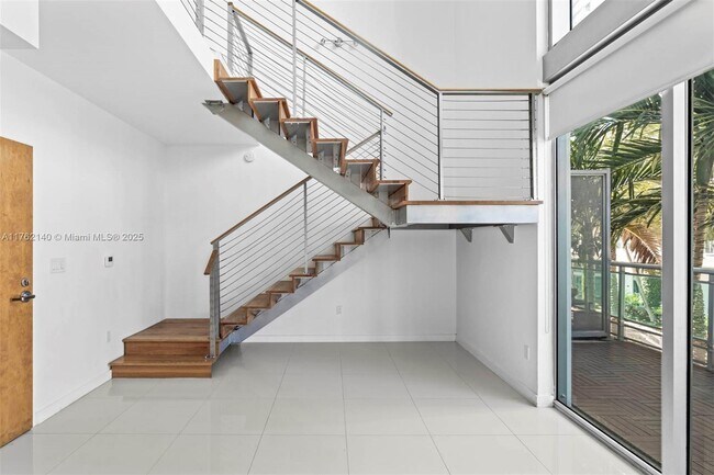 Altillo - Escaleras - 350 S Miami Ave