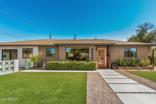 Building Photo - 1745 E San Juan Ave
