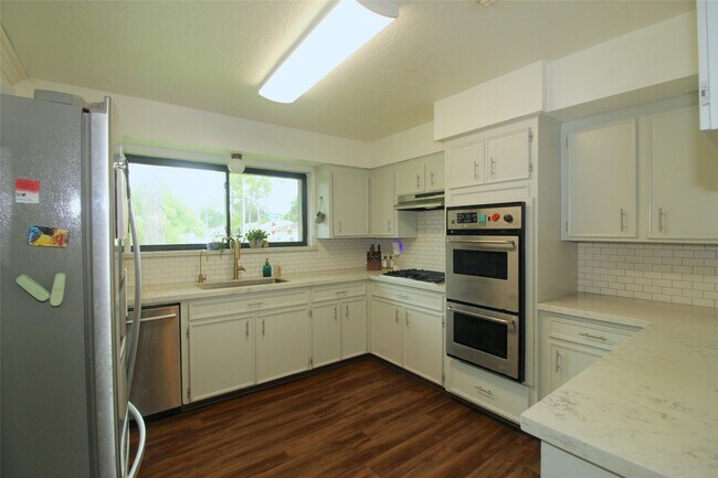 Foto del edificio - 1803 Oaklawn St