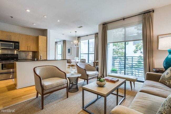 Building Photo - 1 br, 1.5 bath Condo - 4111 Gilbert Ave
