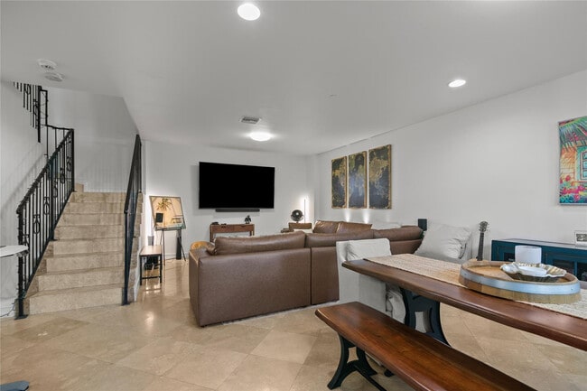 Building Photo - 732 NE 15th Ave