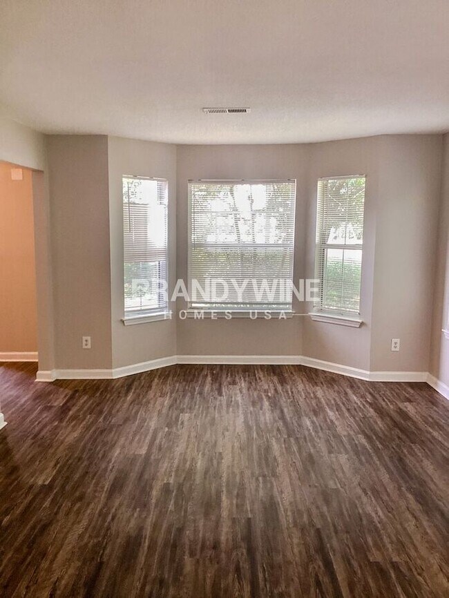 Building Photo - Spacious and Alluring 5BR! Can't be missed!