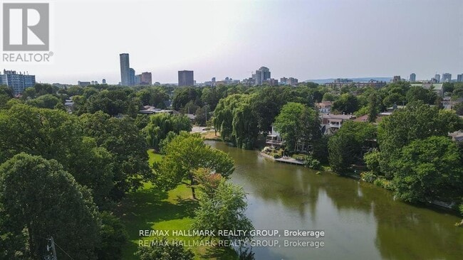 Photo du bâtiment - 253 Fifth Ave