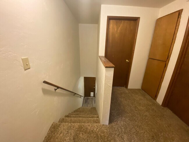 Building Photo - 2 bed 1.5 bath Gateway area duplex