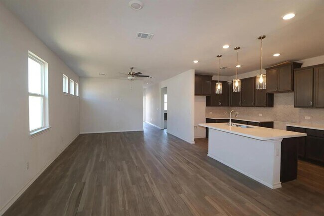 Foto del edificio - 745 Long Run