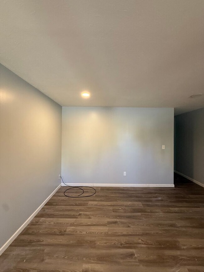 Foto del edificio - REMODELED 2 BEDROOM E.185TH/LAKE SHORE BLVD.