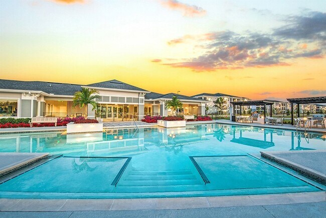 Apartamentos en alquiler con piscinas de lujo y vistas panorámicas en Port Charlotte. - Charlotte Commons