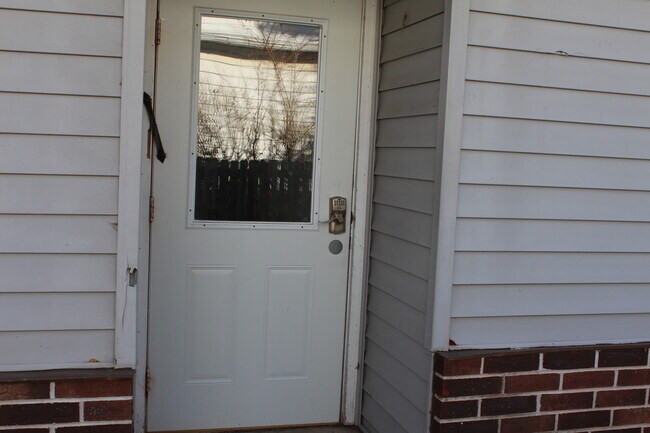 Puerta exterior cerrada con llave - 1008 Elmwood Ave