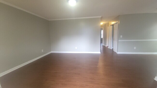 Building Photo - "Spacious 2-Bed, 2-Bath Gem in Huntsville's Heart – Your Ideal Retreat Awaits!"