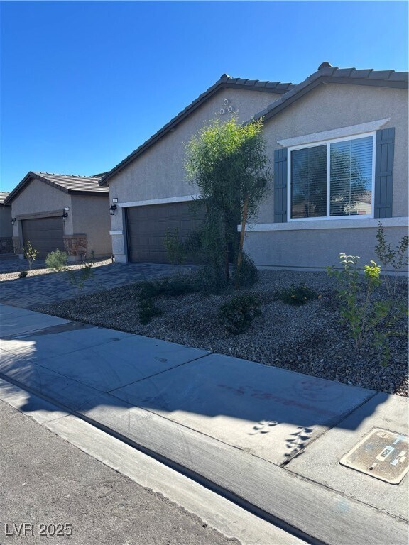 Foto principal - 4699 Woodland Ave