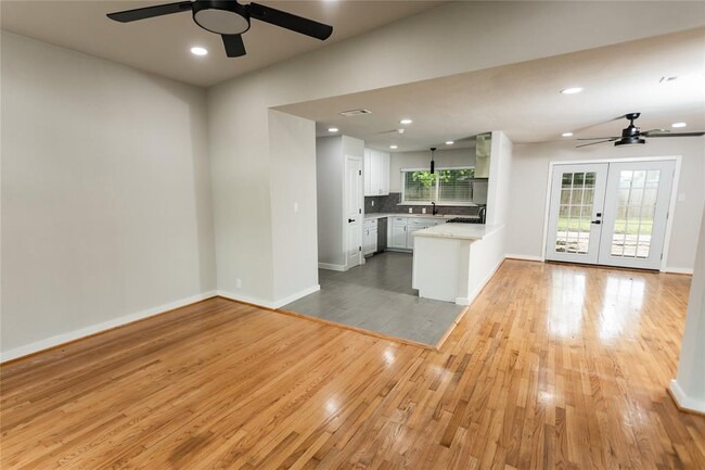 Building Photo - 10937 Greenwillow St