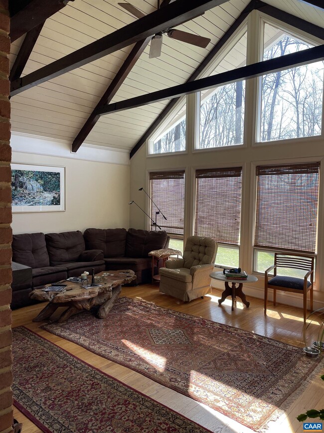 Foto del edificio - 7480 Happy Creek Rd