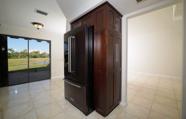 Building Photo - 6595 Parkview Dr