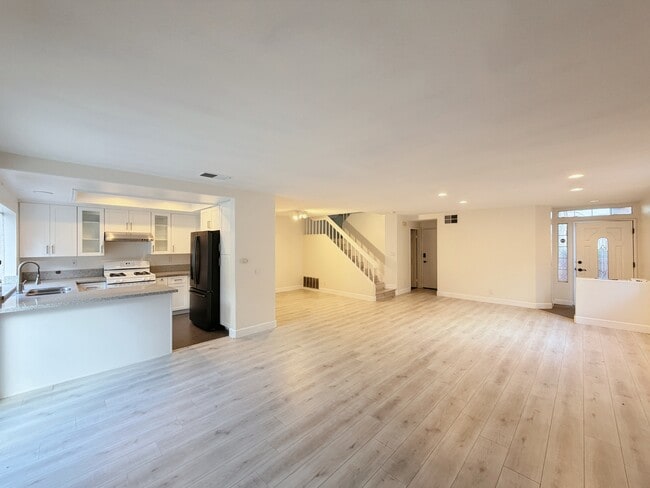 Foto del edificio - 6315 Blossom Ln