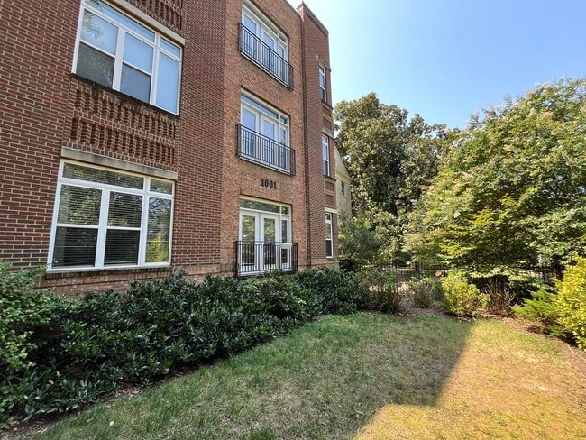 Building Photo - Spacious 2BD, 2BA Condo in a Prime Locatio...