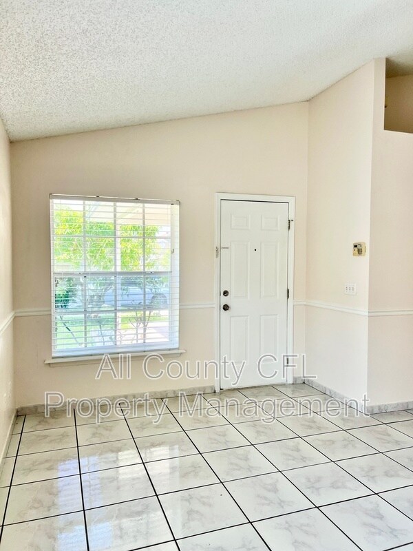 Foto del edificio - 9909 Red Clover Ave
