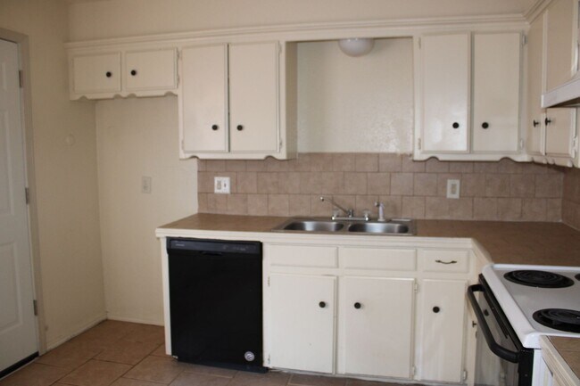 Foto del edificio - Cute in Town! Section 8 Accepted